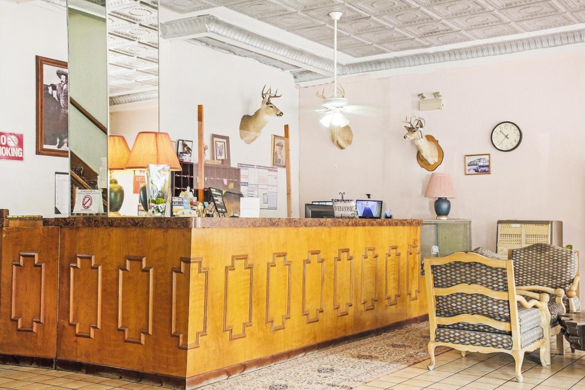 Oyo Historic Cameron Hotel Brownsville I-69E Екстериор снимка